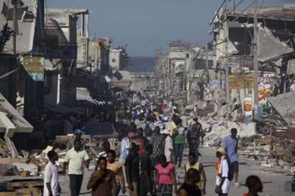 Supervivientes del terremoto caminan en medio de los escombros en el centro de Puerto Príncipe.