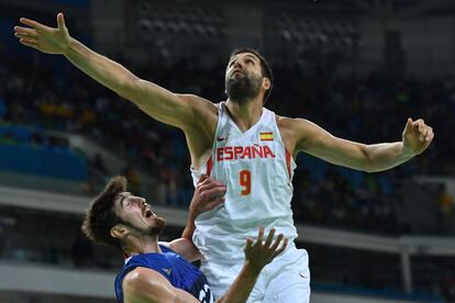 Felipe Reyes (arriba) comete una falta con el francs Nando de Colo durante los cuartos de final de baloncesto.