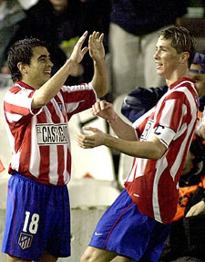 Ibagaza celebra su gol con Fernando Torres.