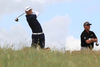 Darren Clarke y Dustin Johnson, campeón y subcampeón (empatado) respectivamente, miran una salida del norteamericano.