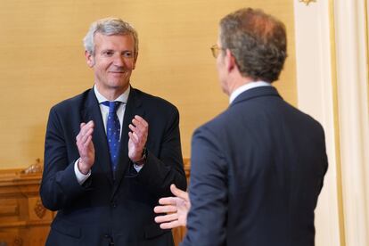 El presidente de la Xunta de Galicia, Alberto Núñez Feijóo, saluda al actual vicepresidente primero y su sucesor como presidente de la Xunta, Alfonso Rueda.