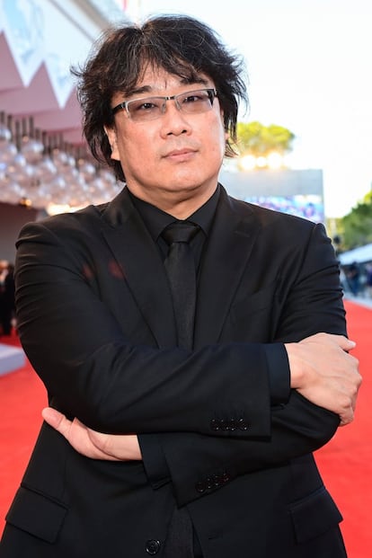 El presidente del jurado del festival de Venecia, el director de cine surcoreano Bong Joon-ho, en la alfombra roja de 'Madres Paralelas'.