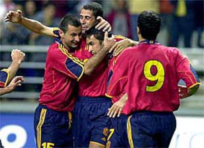 Los cuatro goleadores, Javi Moreno, Hierro, Raúl y Tristán, de espaldas, festejan uno de los goles de España.