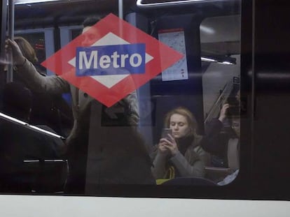 Pasajeros del Metro de Madrid.