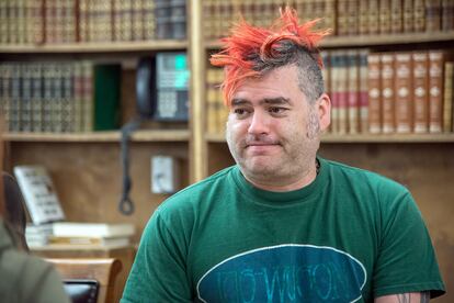 Fat Mike de NOFX , durante una firma de libros de las memorias de la banda, 'The Hepatitis Bathtub and Other Stories' en Nueva York en 2016.