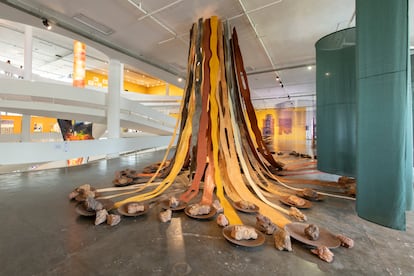 'Terra viva', obra de la brasileña Marlene Almeida hecha de tela y témpera, concebida para la Bienal de São Paulo.