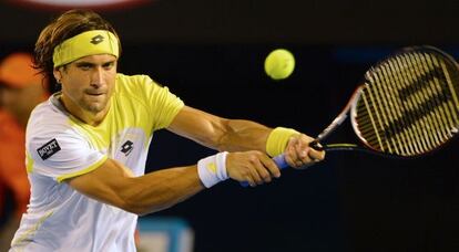 Ferrer golpea de revés, en el partido contra Baghdatis.