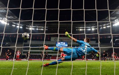 Kevin Gameiro marca de penalti el tercer gol del Atlético de Madrid.