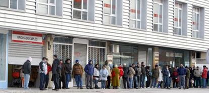 Larga cola ante una oficina de empleo en Madrid.