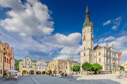 En la Baja Silesia, rodeada por las Montañas Doradas, al suroeste de Polonia, Lądek-Zdrój es una de las ciudades balneario más antiguas de Europa. Pero esta villa turística tiene otros encantos: edificios barrocos, renacentistas y neo-renacentistas, el puente gótico o el antiguo manantial de aguas minerales. Es sede del <a href="https://www.festiwalgorski.pl/" rel="nofollow" target="_blank">Festival de Cine de Montaña Andrzej Zawada</a>. En la foto, el Ayuntamiento y la plaza del mercado.