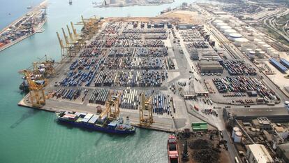 Vista de la terminal de contenedores del puerto de Barcelona, perteneciente a TCB.