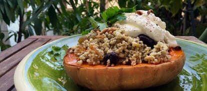 Ensalada otoñal en patio tropical