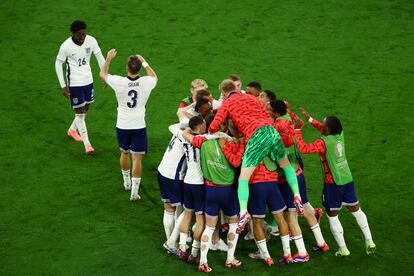 Ollie Watkins celebra con sus compañeros el segundo gol de su equipo.