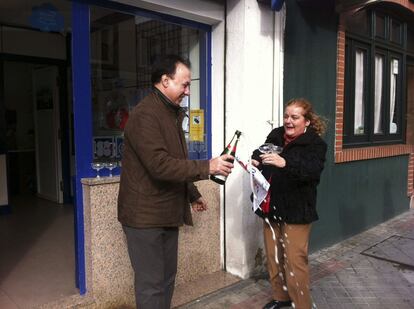 Los propietarios de la administración de lotería de la calle Méjico de Salamanca celebran que el sorteo extraordinario de lotería de El Niño 2014 ha dejado en la ciudad de Salamanca un total de 3,75 millones de euros.