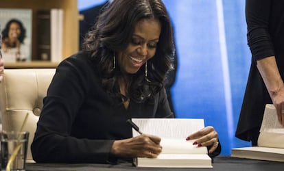 Michelle Obama durante sessão de autógrafos na 'Seminary Co-op Bookstore', em Chicago.