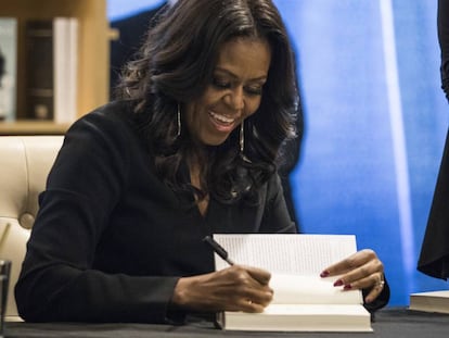 Michelle Obama durante sessão de autógrafos na 'Seminary Co-op Bookstore', em Chicago.