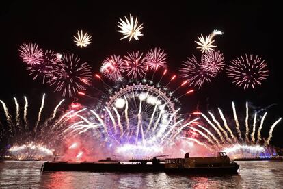 A queima de fogos no Reveillón na London Eye, em Londres.