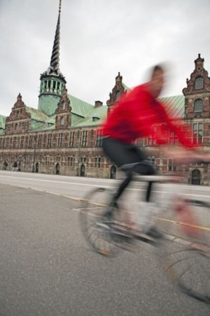 Un hombre circula en bicicleta por Bø rsgade, Copenhague (Dinamarca).