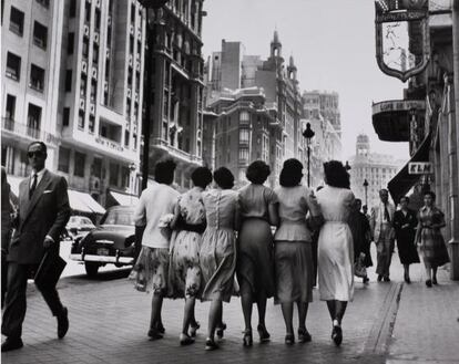 "Señoritas por la Gran Vía, Madrid" ( 1959) .
