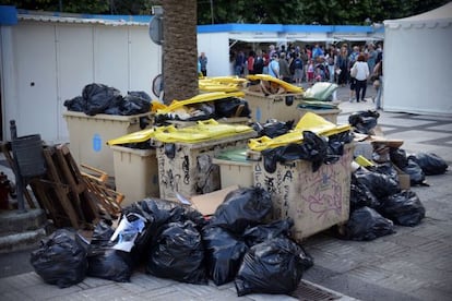 Basuras junto a las casetas de la Feira del Libro, en los jardines de Méndez Núñéz de A Coruña