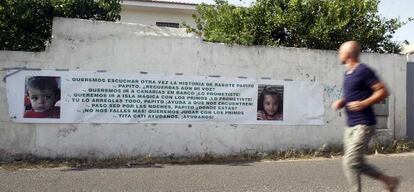 Una de las pancartas pegadas en la finca de los abuelos de Ruth y José.