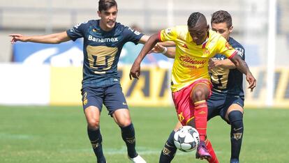Van Rankin de Pumas y Cuero de Morelia disputan el balón.
