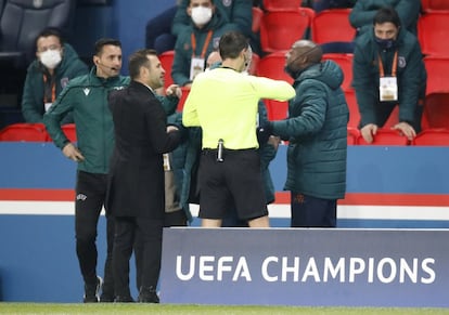 Momento en el que Pierre Webó, técnico del Estambul (derecha), discute con el árbitro Hategan en el partido de Champions contra el PSG en el estadio Parque de los Príncipes de París.