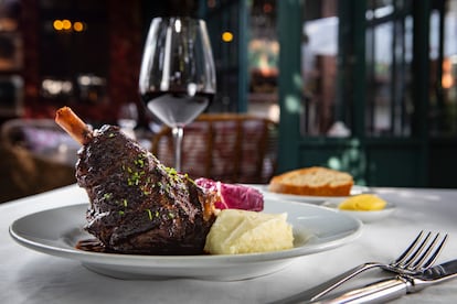 Chamorro de cordero confitado con especias y miel con toque de chile pasilla del restaurante La Taberna del León.