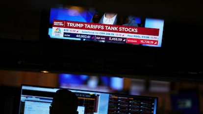 Una pantalla en la Bolsa de Valores de Nueva York muestra noticias sobre la caída de los mercados, el jueves 3 de abril.
