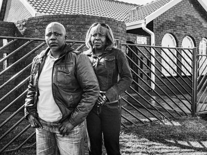 Bridget Makhomza y su antigua pareja Nomsa Mlambo, en la casa donde un hombre intentó violar a Bridget de forma ‘correctiva’ y acuchilló a Nomsa. Soweto, Johannesburgo (Sudáfrica). 26 de mayo de 2012