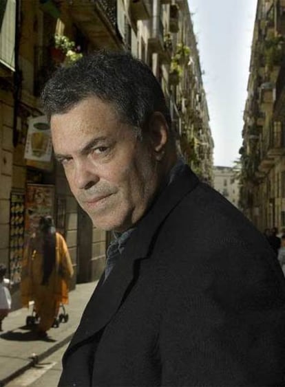 Amos Gitai, en una calle del Raval barcelonés.