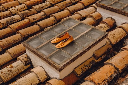 Hereu fabrica zapatos y bolsos artesanales en España.