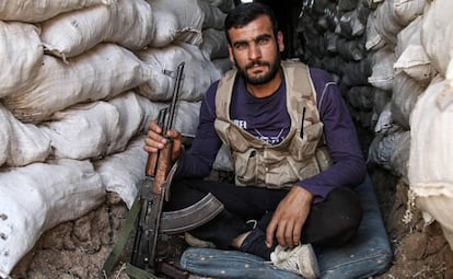 Un rebelde sirio en el frente de Talbiseh (Homs) tras el alto el fuego.