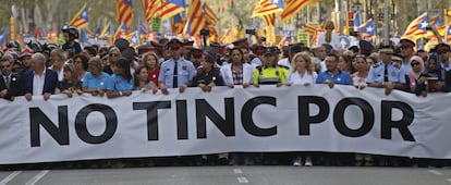 Cabecera de la marcha con policías, servicios de emergencia y ciudadanos.