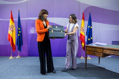 Irene Montero entregando la cartera del ministerio a Ana Redondo, el 21 de noviembre de 2023.