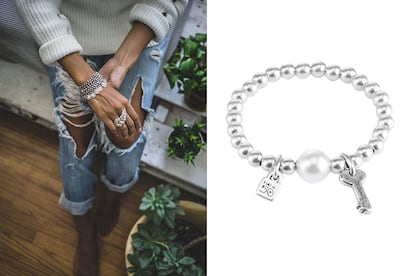 Ajustar cuentas. Las piezas de toda la vida vuelven una y otra vez y siempre es buena idea tenerlas a mano en fechas señaladas. Apuesta por una pulsera como esta, de UNOde50, que combina cuentas con charms.