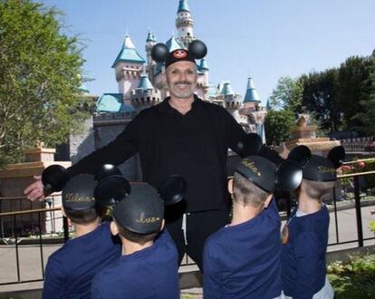 Miguel Bosé, con sus cuatro hijos, en Disneyland en abril de 2017.