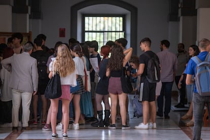 Un grupo de alumnos a la entrada de un examen de Selectividad en la Universidad de Sevilla, el pasado 14 de junio.