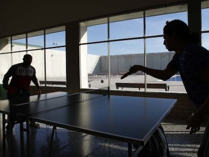 Dos reclusos de Brians 2 durant l'hora d'exercici físic.