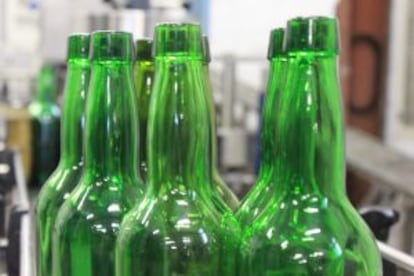 Botellas de sidra antes del embotellado en Sidra Crespo, en Colunga.