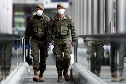 Dos militares, en el hospital de campaña instalado en la feria de Madrid (Ifema).