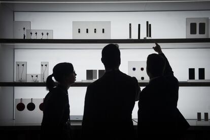 Un grupo de asistentes observa el stand de una firma de telecomunicaciones en el MWC 2019.