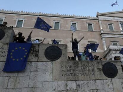 Manifestantes ondean banderas griegas y de la Eurozona ayer jueves 18 de junio de 2015.