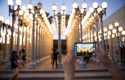 Instalación 'Urban Light', de Chris Burden, dispuesta a la entrada del museo angelino.