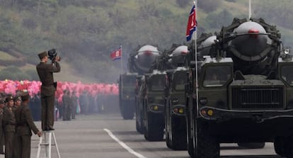 Desfile militar de vehículos con misiles en Pyongyang en 2010.
