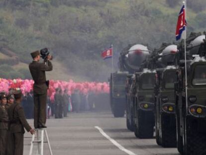 Desfile militar de vehículos con misiles en Pyongyang en 2010.