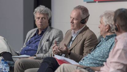 Maarten Asscher (izquierda), James Daunt, Antonio Ram&iacute;rez y Nicolas Viv&egrave;s, ayer en el debate. 