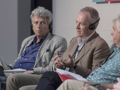 Maarten Asscher (izquierda), James Daunt, Antonio Ram&iacute;rez y Nicolas Viv&egrave;s, ayer en el debate. 