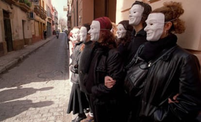 Alumnos de arte dramático impiden la entrada de las autoridades a la nueva sede del centro.