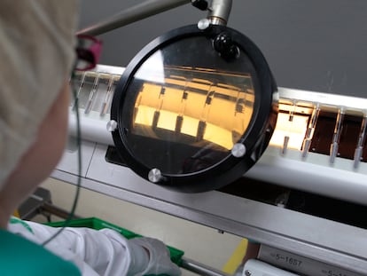 Empleados trabajando en los laboratorios Rovi de Madrid, donde se fabrican dosis de la vacuna de Moderna.